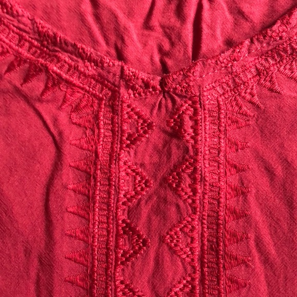 Soft T-shirt with intricate details - Picture 3 of 3